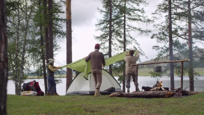 一群老年游客在森林中搭建露营帐篷