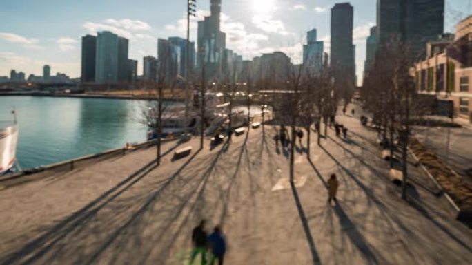 延时: 模糊的背景游客拥挤在美国伊利诺伊州芝加哥市中心的密歇根海军码头湖附近