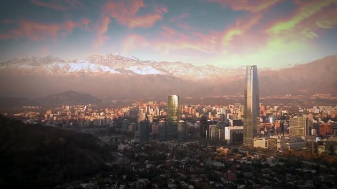 黄昏的圣地亚哥天际线 (智利)。