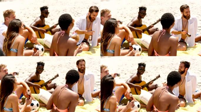 一群混血朋友在海滩上互相交流4k