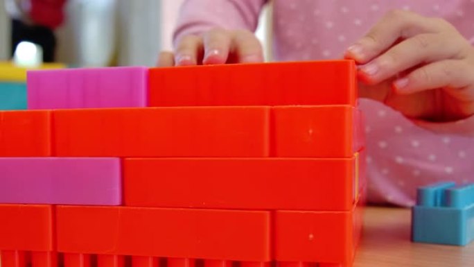 玩塑料块的女孩小孩玩积木