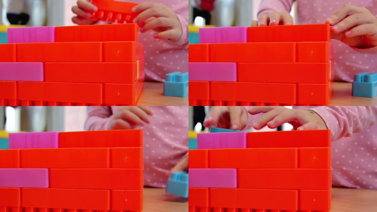 玩塑料块的女孩小孩玩积木