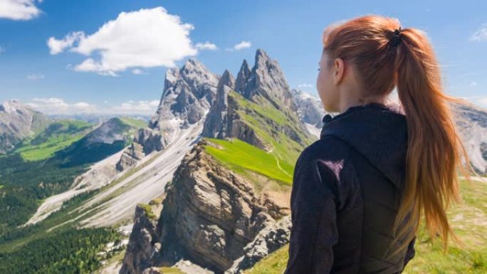 女旅行者在山上徒步旅行，欣赏风景