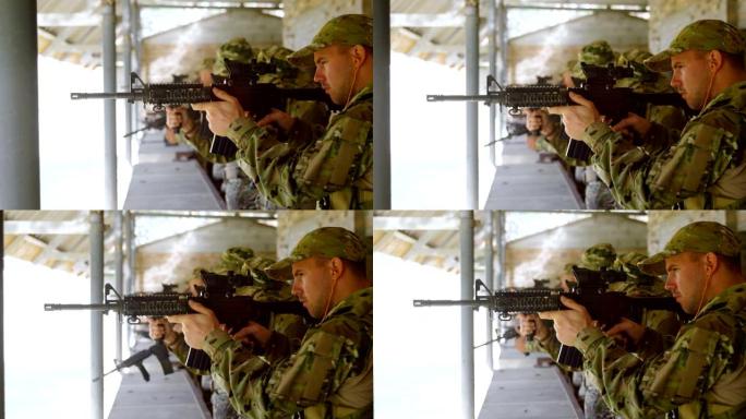 侧面的混合种族的军事士兵射击步枪在目标练习期间4k