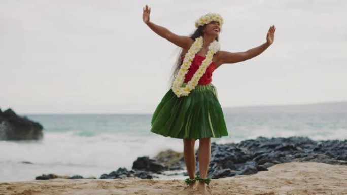 女人在海滩上表演夏威夷草裙舞