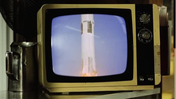 1969。美国国家航空航天局阿波罗11号在老式复古电视上发射的历史镜头。