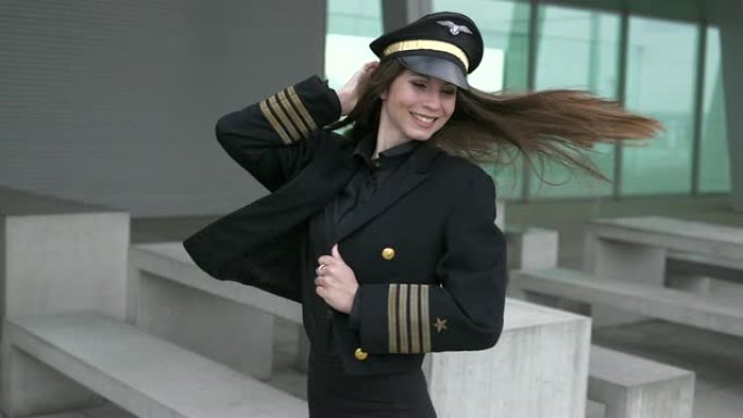 年轻漂亮的女飞行员在机场跳舞