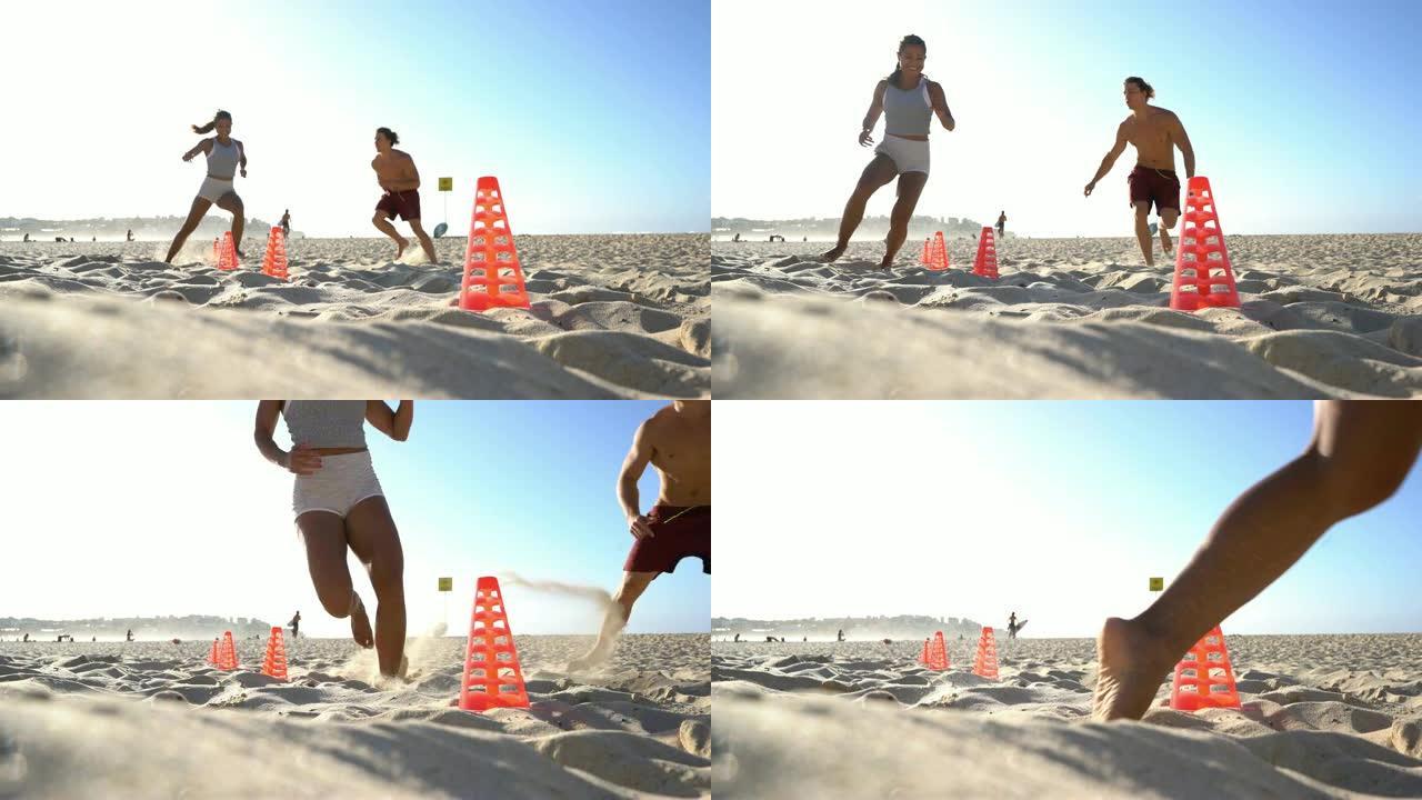 美丽健康的女人在海滩上围绕运动锥训练，私人教练与她平行奔跑