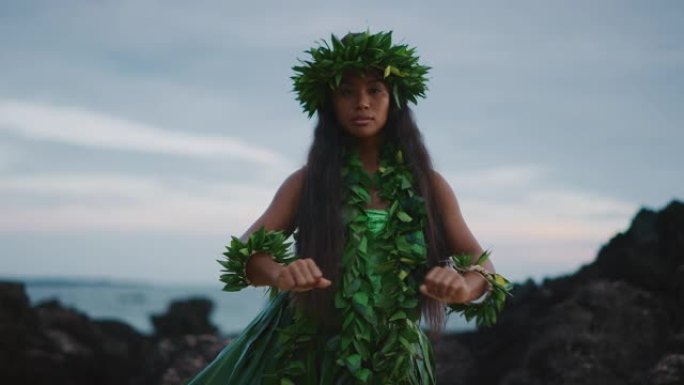 女人在海边表演传统的夏威夷草裙舞