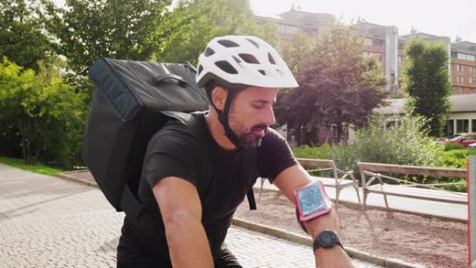 男子在城市骑自行车运送食物