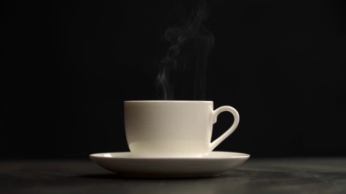 热饮。一杯茶出来的蒸汽。黑色背景。4K