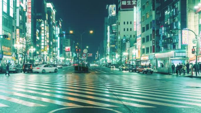 新宿晚上在车流的购物区前穿越，日本延时盘向左