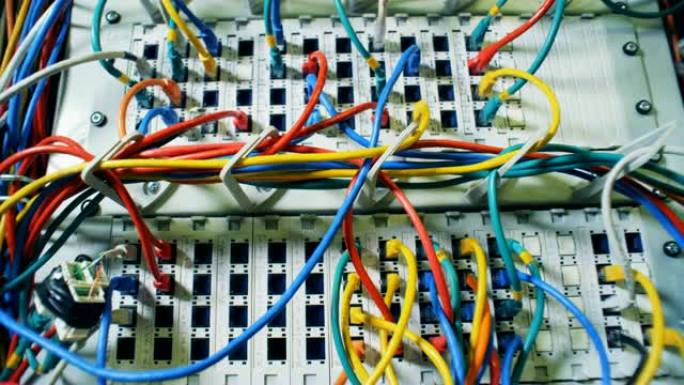数据中心有很多彩色的电线、电缆。混乱，弄乱了电线。
