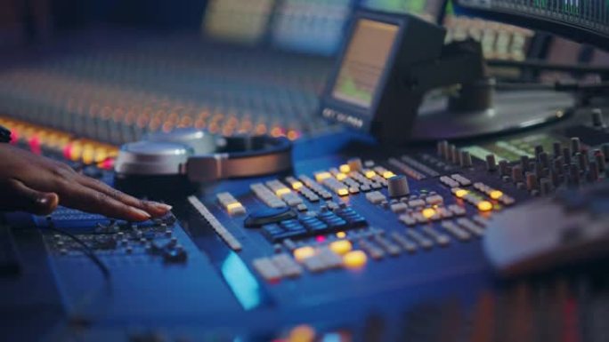 音频工程师，音乐创作者，音乐家，艺术家在音乐唱片公司工作，使用Surface Control Des