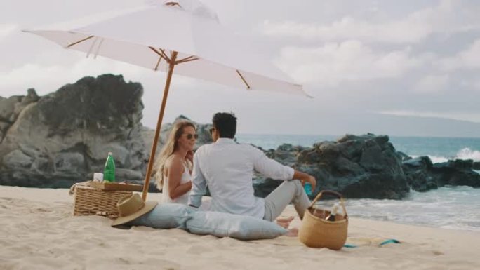 浪漫的情侣在海滩野餐