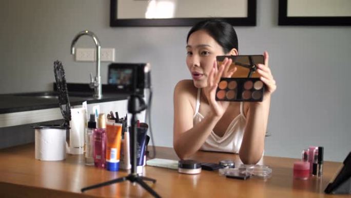 亚洲年轻女性博主在家录制带化妆化妆品的Vlog视频