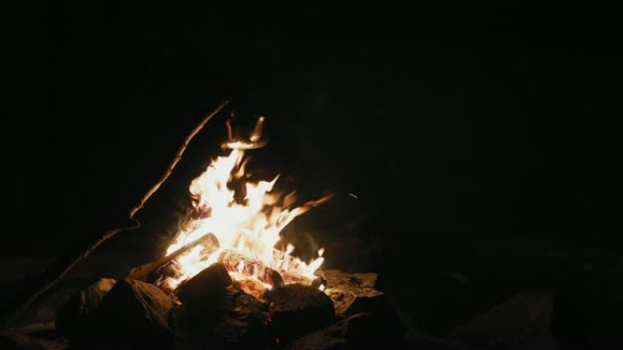 篝火旁煮咖啡火堆野外求生野外生活