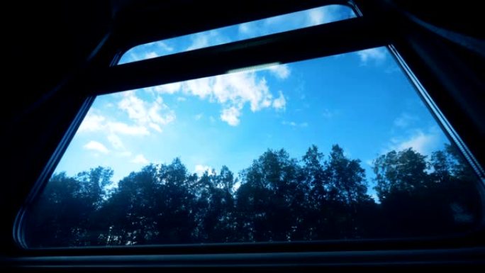 火车的窗户和透过它看到的自然景观。高速列车内部。