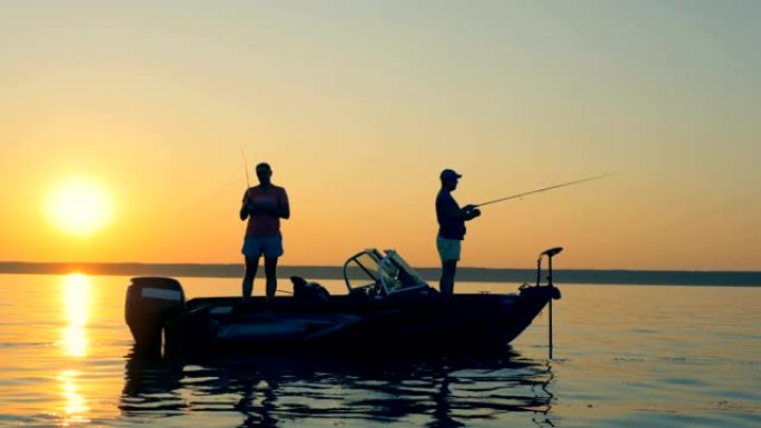 两名男性渔民在日出期间的捕鱼过程
