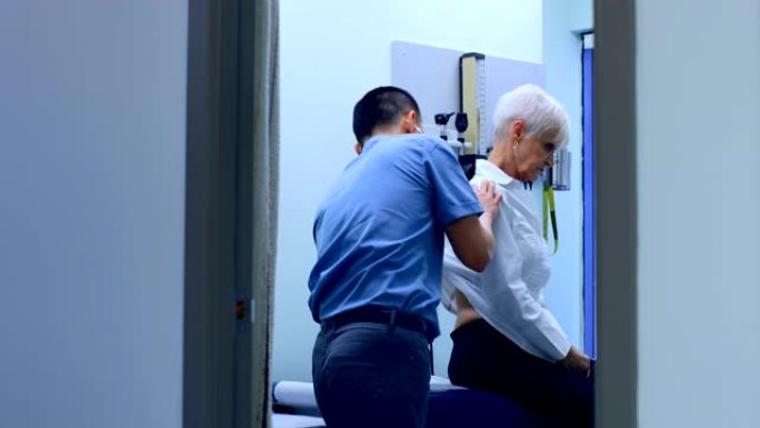 年轻的亚洲男医生在诊所检查一名高级患者4k