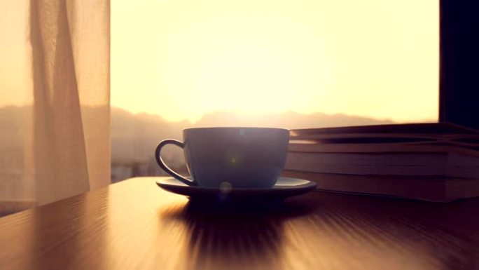桌上有书的咖啡杯清晨的办公桌