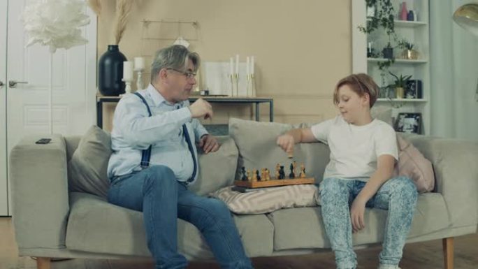 爷爷在下棋时称赞他的孙子
