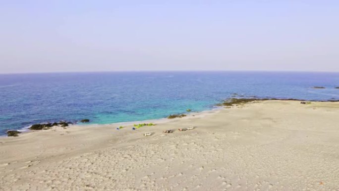 在Masirah岛上田园诗般的海滩上进行空中露营