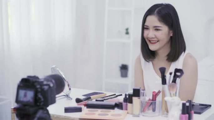 4K分辨率亚洲女性美容博主，v-logger看着和微笑的相机