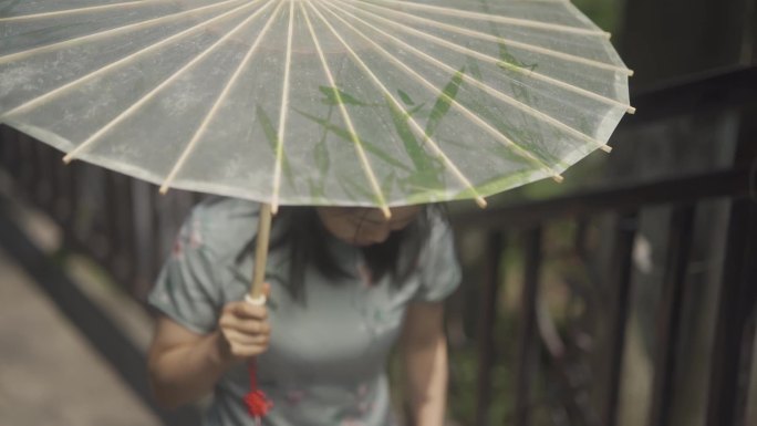 旗袍文化唯美女生小巷行走美女撑着油纸伞