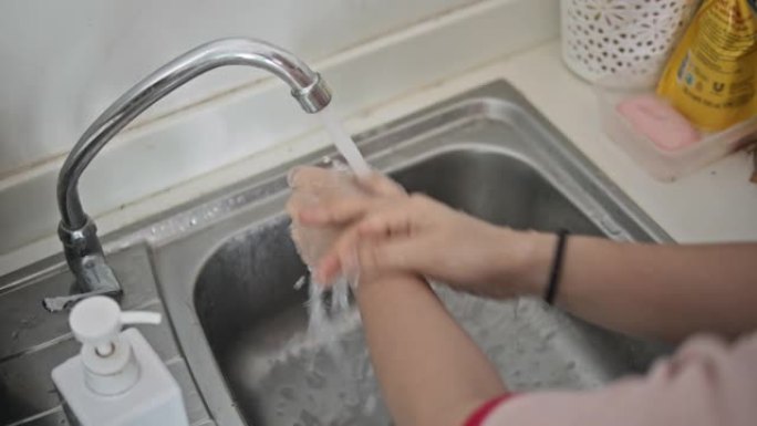 女人洗手，慢动作