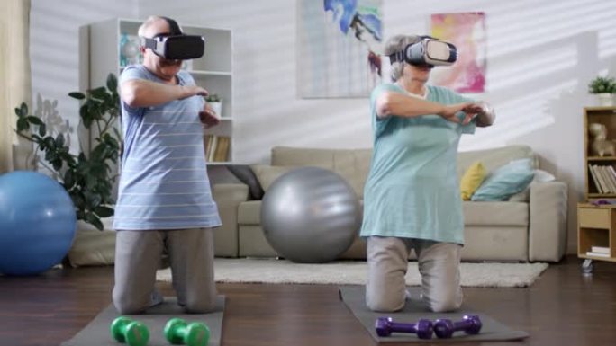 VR耳机中的高级夫妇在家锻炼