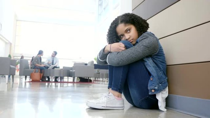 被隔离的女高中生独自坐在校园大厅