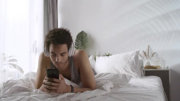 男子清晨使用智能手机