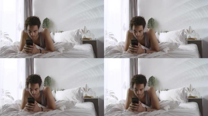男子清晨使用智能手机