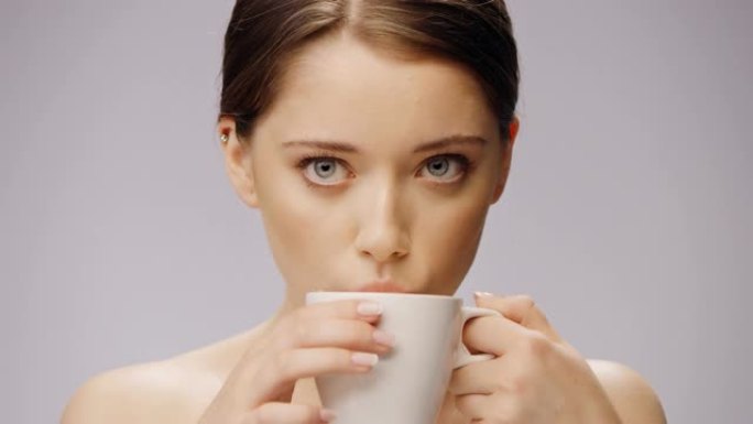 喝咖啡的诱人女人。