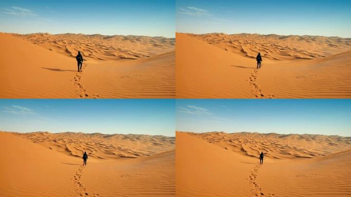 在沙漠上行走的男性游客