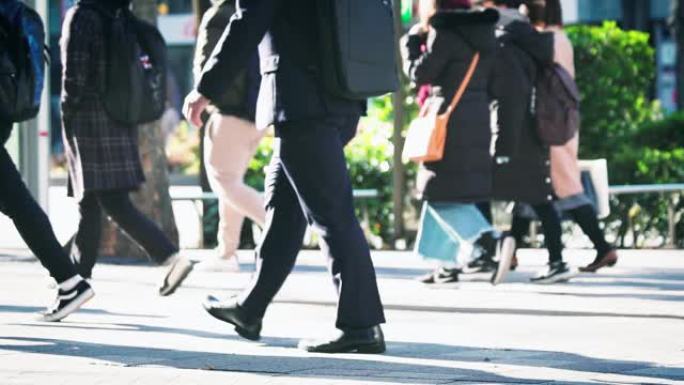 日本商人步行上班日本商人步行上班