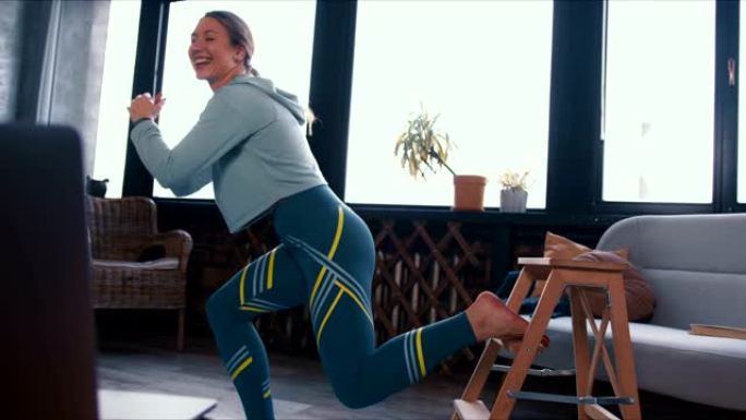 美丽的运动健身教练女人在网上使用笔记本电脑网络摄像头会议上展示锻炼。