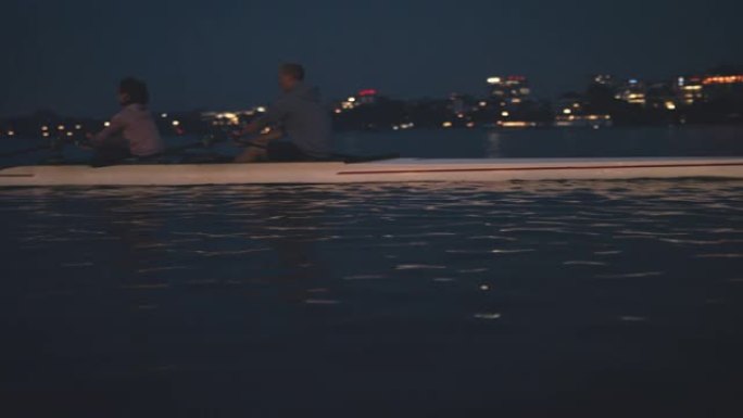 团队在夜间在河中划船
