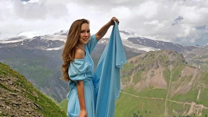 穿着优雅礼服的女人在山里摆姿势