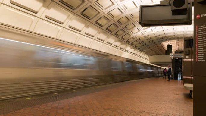 延时: 旅行者行人在美国华盛顿特区地铁拥挤
