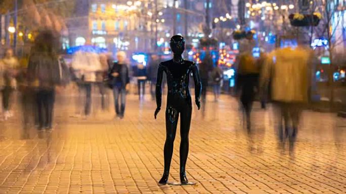 黑色人体模型站在傍晚街道的人流中。时间流逝
