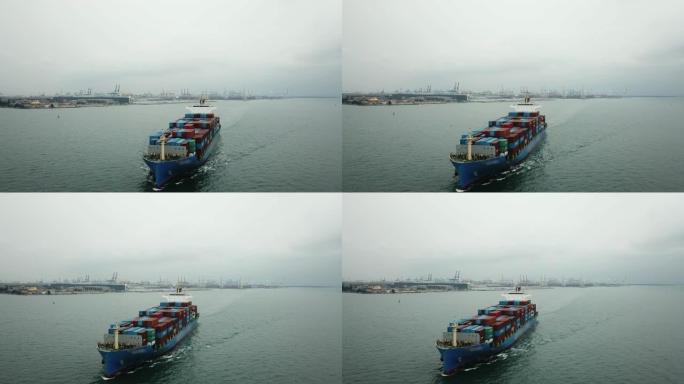 货物集装箱船移出集装箱港口的鸟瞰图，出口