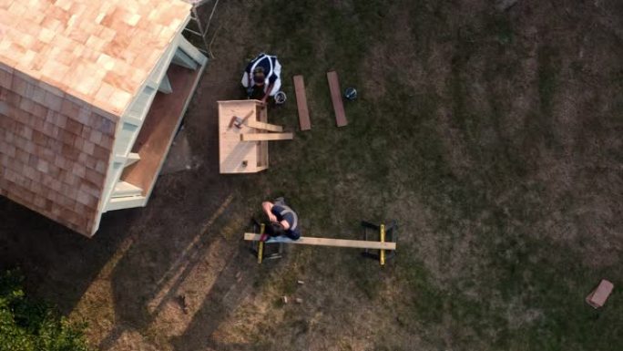 木匠在花园里建造室外避暑别墅的无人机航拍