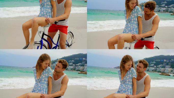 在海滩4k坐在自行车上的高加索夫妇的前视图