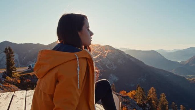 奥地利失败者山，宁静的年轻女子享受阳光明媚的山景