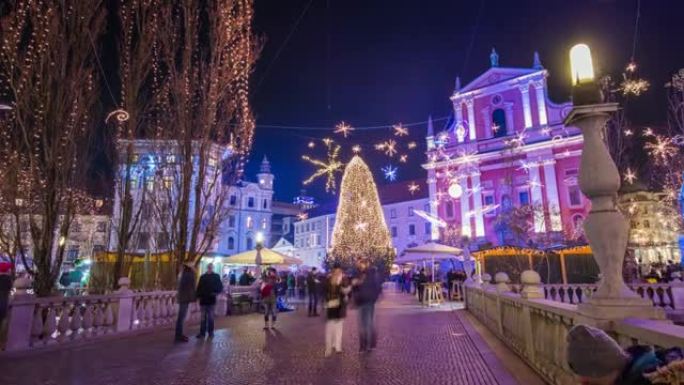 斯洛文尼亚卢布尔雅那晚上，超级失误女士在城市广场享受圣诞树和灯光