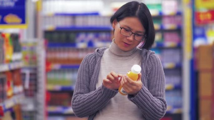怀孕亚洲妇女在市场购物