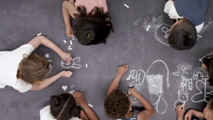 小学儿童在黑板上绘画的鸟瞰图