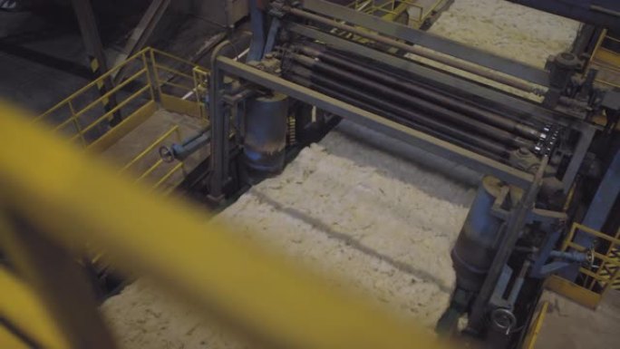 工厂通过滚筒的矿棉原料